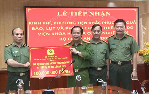 Chung tay chia sẻ khó khăn với đồng bào vùng bão lụt Thừa Thiên Huế