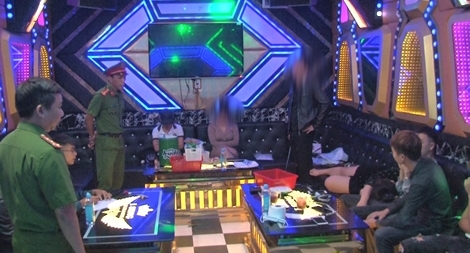 14 nam, nữ thanh niên “phê” ma túy trong quán karaoke