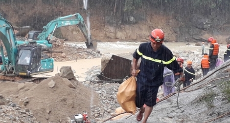 CBCS cứu nạn dốc sức tìm kiếm nạn nhân ở Rào Trăng