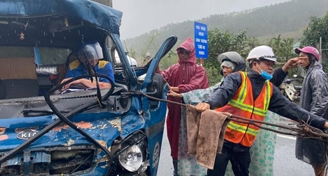 Giải cứu tài xế mắc kẹt trong cabin sau vụ tai nạn liên hoàn