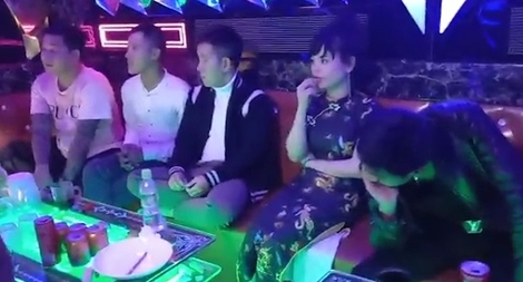 16 nam, nữ thanh niên “phê” ma túy trong phòng karaoke 
