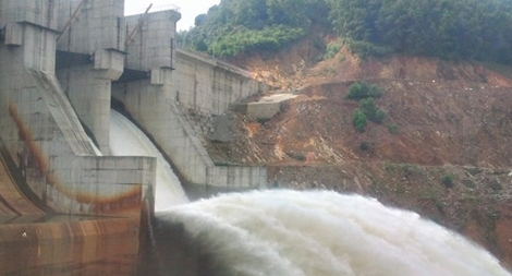 Vì sao ống dẫn nước nhà máy thủy điện A Lưới bị vỡ?