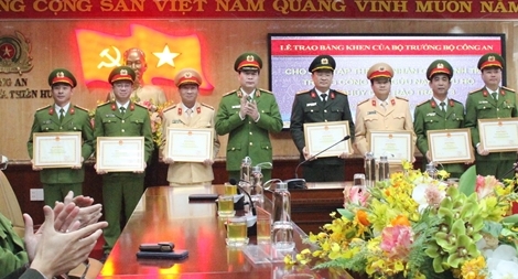 Trao bằng khen cho các tập thể, cá nhân tham gia cứu nạn tại thủy điện Rào Trăng 3