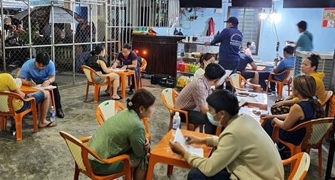 Chủ quán cà phê tổ chức đánh bài xì lát để "thu tiền xâu"