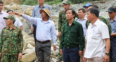 Khảo sát khu vực bãi bồi, lên phương án tìm kiếm các nạn nhân ở Rào Trăng 3