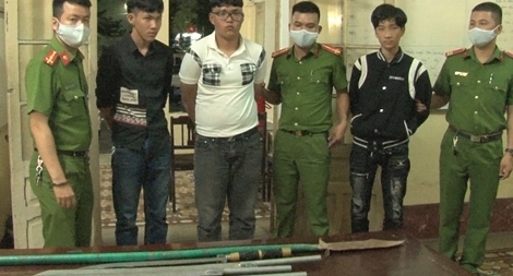 Công an phường ngăn chặn 2 nhóm dùng hung khí ‘hỗn chiến’