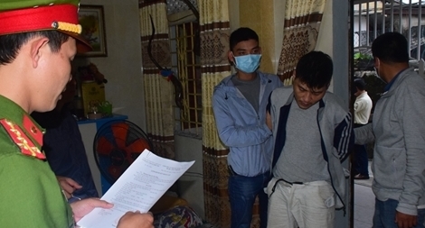 Bắt cặp vợ chồng bán ma túy trong nhà có hàng trăm kim tiêm dính máu