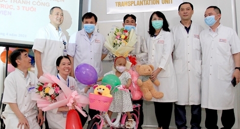 Cháu bé 3 tuổi bị ung thư võng mạc di căn được cứu sống thần kỳ