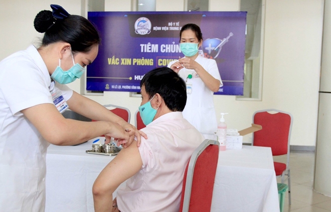 Bệnh viện Trung ương Huế tiêm 3.000 liều vaccine phòng COVID-19 - Báo Công  an Nhân dân điện tử