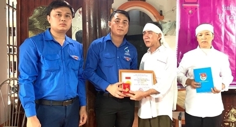 Truy tặng Huy hiệu Tuổi trẻ dũng cảm cho nam sinh viên quên mình cứu bạn 