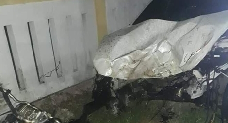 Ô tô húc đổ tường làm 4 người thương vong