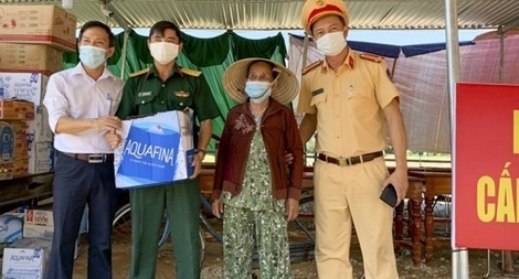 Cụ bà 87 tuổi đạp xe chở nước, trái cây tặng chốt kiểm soát dịch