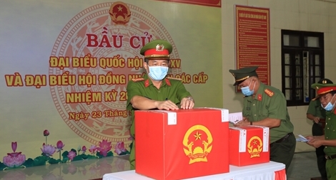 Công an tỉnh Thừa Thiên Huế bỏ phiếu bầu cử