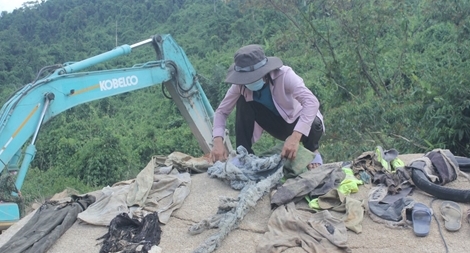 Tìm thấy nhiều vật dụng của các nạn nhân ở bãi bồi trên sông Rào Trăng