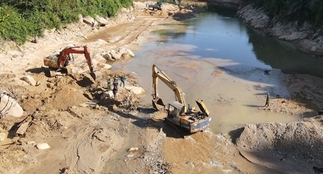 Mở đường tiếp cận bãi bồi số 3 tìm kiếm thi thể các nạn nhân ở Rào Trăng