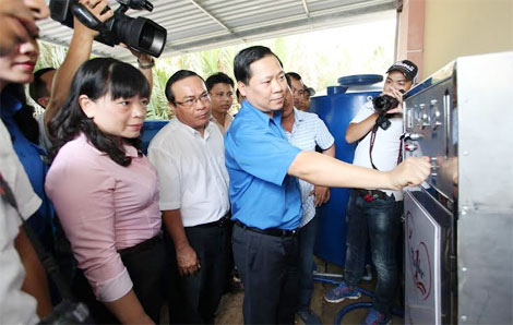 Tặng máy lọc nước biển thành nước ngọt cho nhân dân vùng hạn mặn