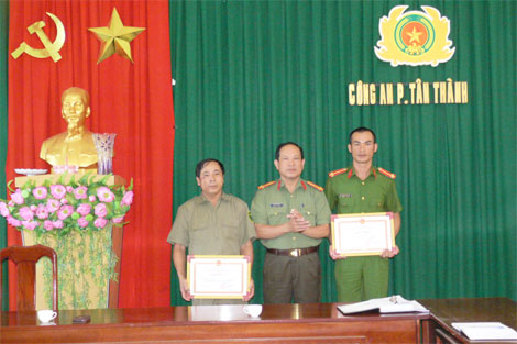 Khen thưởng cán bộ Công an và BVDP dũng cảm bắt tội phạm