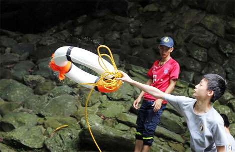 Học thoát nạn dưới nước tại Trại hè lính cứu hỏa