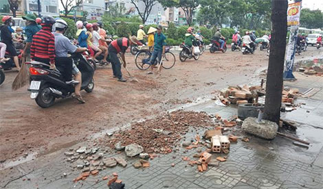 Sập bồn nước hàng nghìn m³, nhiều người hoảng loạn