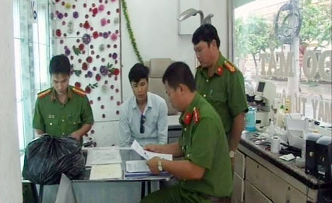 Phát hiện "kho" mắt kính rởm gắn nhãn hàng nổi tiếng