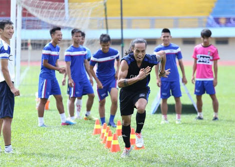 Phạm Anh Khoa hội ngộ và ghi bàn vào lưới danh thủ hàng đầu thế giới Dwight Yorke