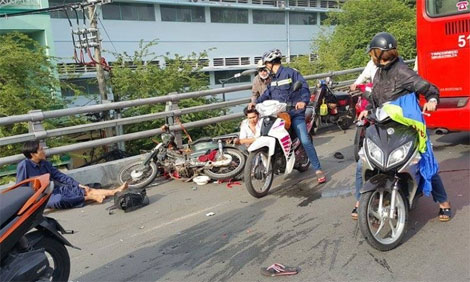 Xe khách gây tai nạn liên hoàn, một người chết