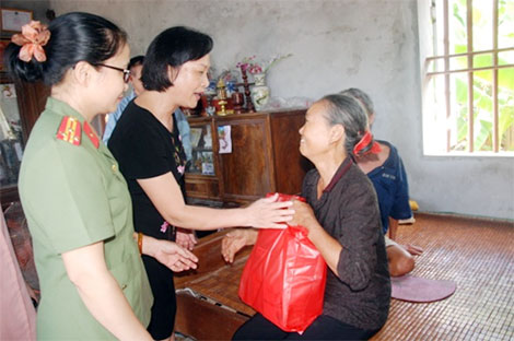 Báo CAND và nhà tài trợ trao 600 triệu đồng cho nạn nhân da cam tại Thái Bình