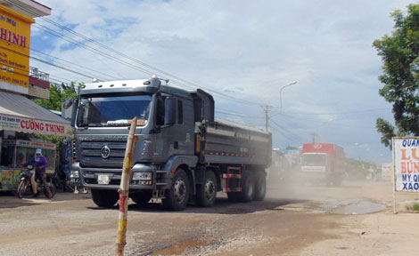 Xử lý nghiêm xe tải, xe ben chở đất, cát gây ô nhiễm môi trường