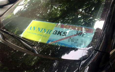 Xử lý nghiêm xe ôtô dán phù hiệu Bộ Công an và các cơ quan Nhà nước không hợp lệ