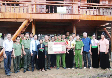 Khó khăn nhường chỗ cho tình người thân thương