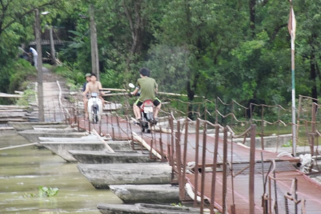 Cầu phao bắc qua sông Đáy: Không phép và quản lý lỏng lẻo
