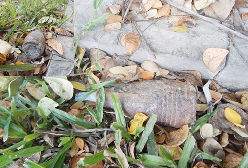 Hoảng hốt phát hiện quả đạn cối nằm lăn lóc trên vỉa hè nội đô