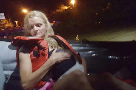 Bé 2 tuổi sống sót suốt một giờ dưới chiếc thuyền lật