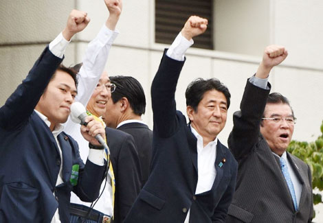 Chính phủ Shinzo Abe: Những mũi tên chưa đi về đích