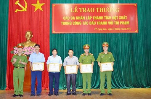 12 cá nhân được khen thưởng về thành tích đấu tranh với tội phạm