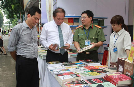 Từ Hội sách mùa Thu 2016, nghĩ về “văn hóa đọc” của giới trẻ hiện nay