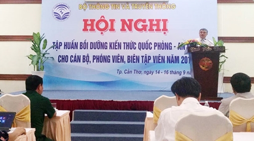 Tập huấn kiến thức quốc phòng - an ninh cho nhà báo