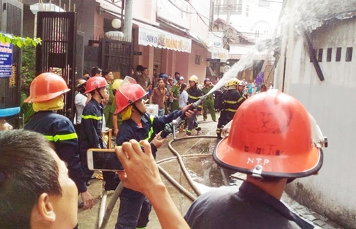 Cháy nhà trong hẻm, nhiều người hoảng loạn