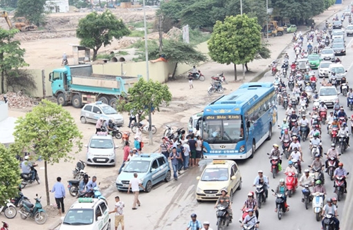 Đề nghị xử lý dứt điểm hai “bến cóc” gần nút giao đại lộ Thăng Long - Khuất Duy Tiến