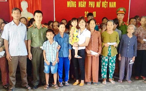 Báo CAND và Công ty Duy Lợi: Trao quà cho người dân vùng lũ quét đi qua