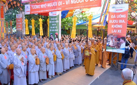 Gần 10.000 người tham gia Đại lễ cầu siêu nạn nhân TNGT