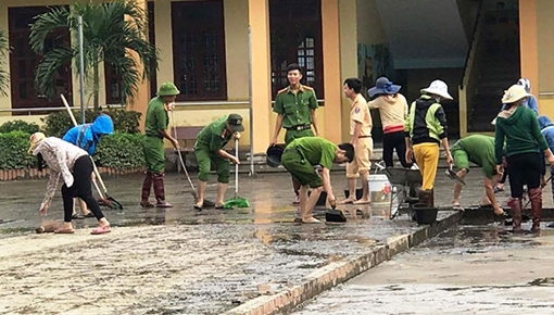 Hàng ngàn CBCS Công an xuống giúp dân khắc phục hậu quả mưa lũ
