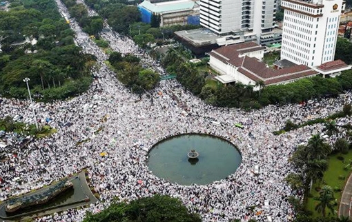 Thủ đô Jakarta đen đặc 150 ngàn người biểu tình đòi "xử" Thị trưởng Jakarta