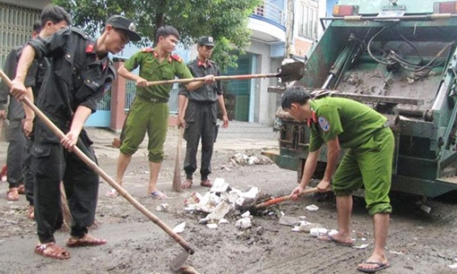 Công an Phú Yên giúp dân khắc phục hậu quả thiên tai mưa lũ