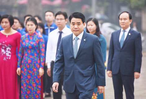 Lãnh đạo Hà Nội đặt vòng hoa tưởng niệm tại tượng đài Lê Nin 