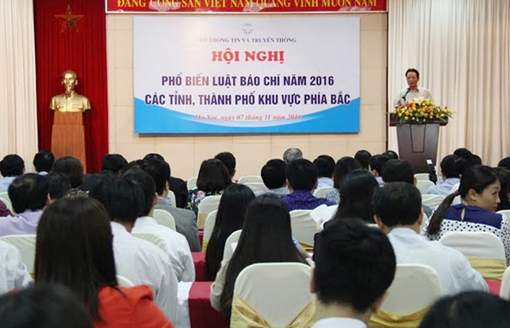 Nhà báo tác nghiệp chỉ cần xuất trình thẻ, không cần giấy giới thiệu