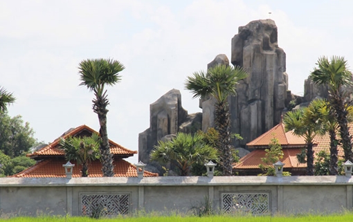 Việt Kiều xây núi nhân tạo trong khu nghỉ dưỡng không phép