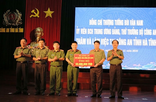 Bộ Công an ủng hộ nhân dân và Công an Hà Tĩnh 1,5 tỷ đồng