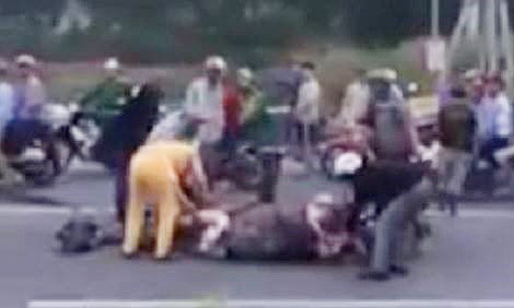 Con trâu chết giữa đường