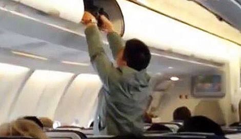 Khách Trung Quốc trộm iPad trên máy bay